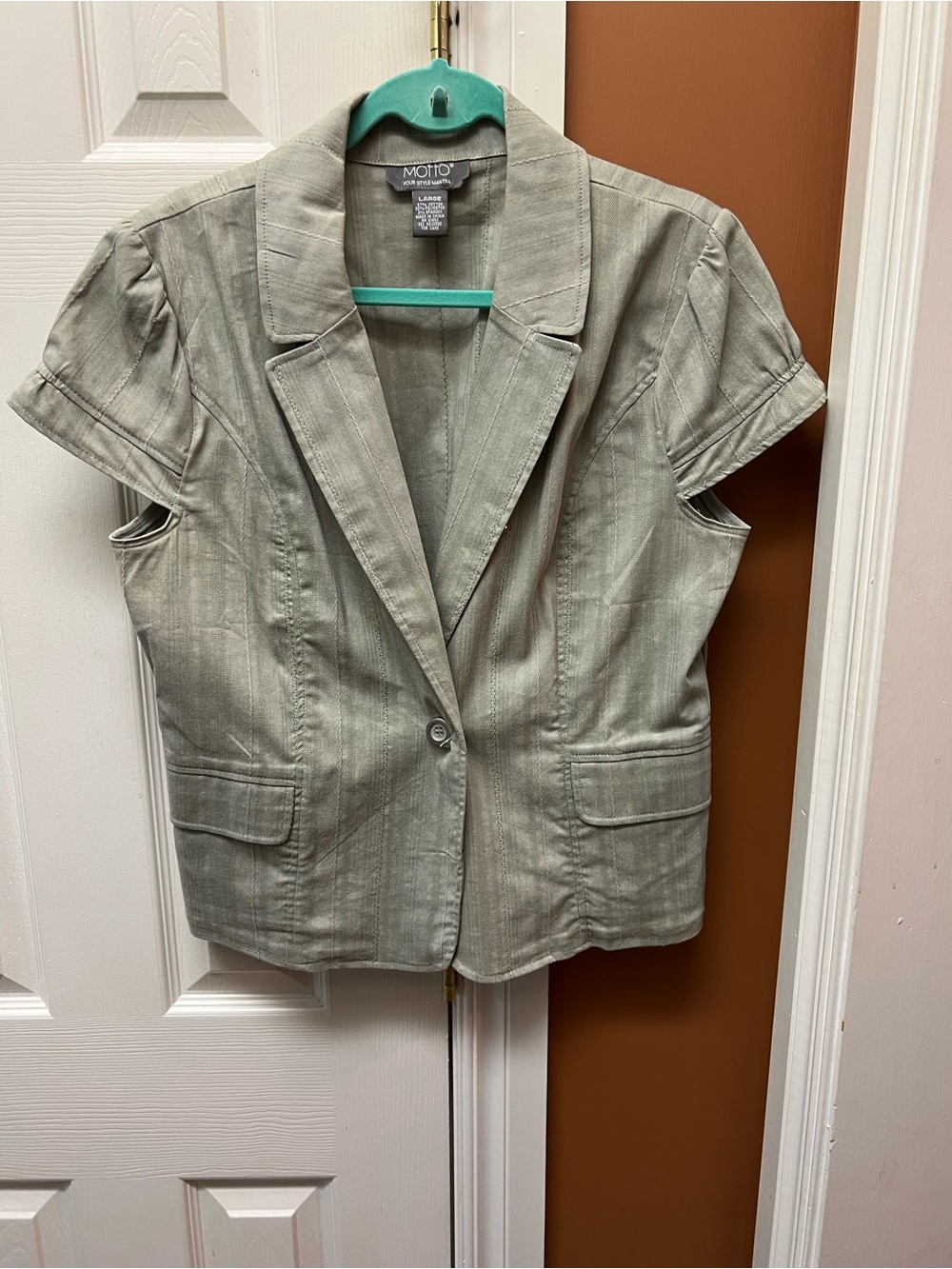 MOTTO Women's Short Sleeve Blazer in Light Sage Green